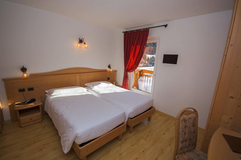 Hotel Miravalle Soraga Exteriör bild